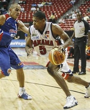 Jamahr Warren vs. Carlos Arroyo (Amerikan mestaruusturnaus, Las Vegas, 23.8.2007). Kuva © The Associated Press / Daylife.com.