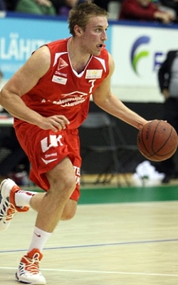 202-senttinen Atte Perttu Kataja Basketin liigamiehistöön