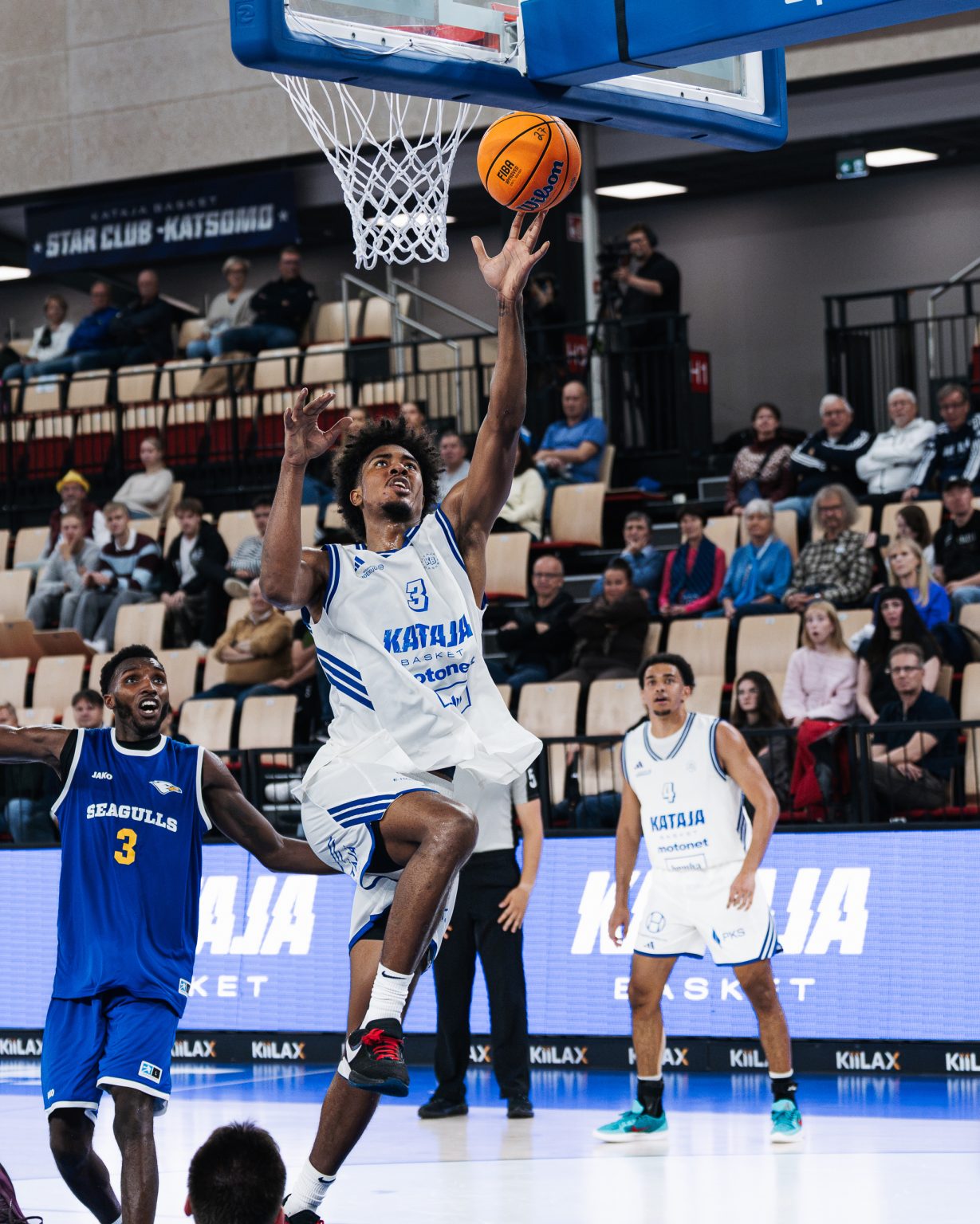 Kataja Basketin pelaaja ottelun jalkeen Motonet Areenalla